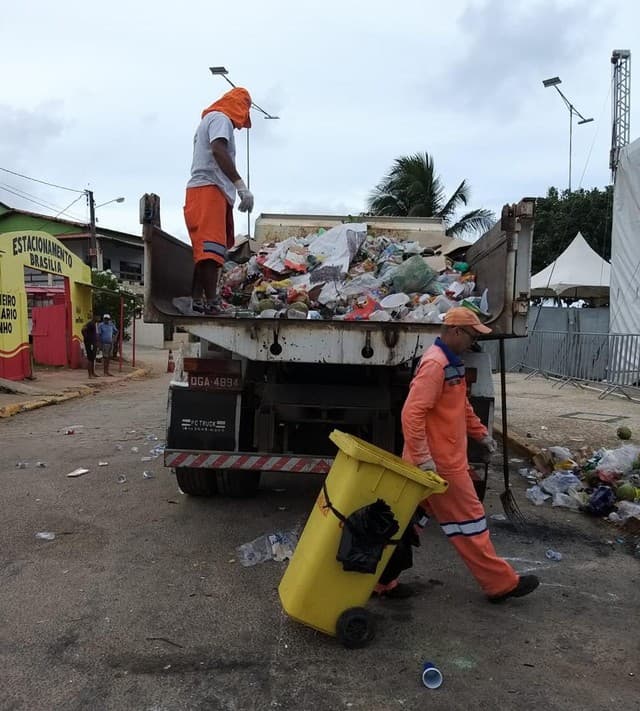 Cerca de 50 toneladas de lixo são recolhidas nas praias de Ponta Negra e Redinha, após Réveillon