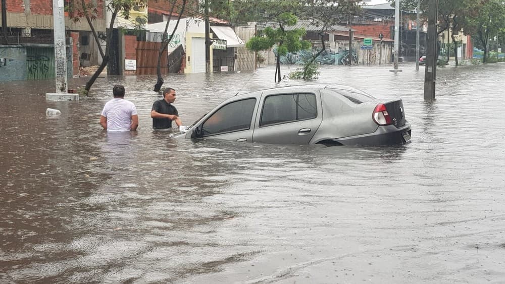 "BATENDO A PORTA" DO RN: Chuvas intensas atingem o Ceará e causam transtornos em Fortaleza