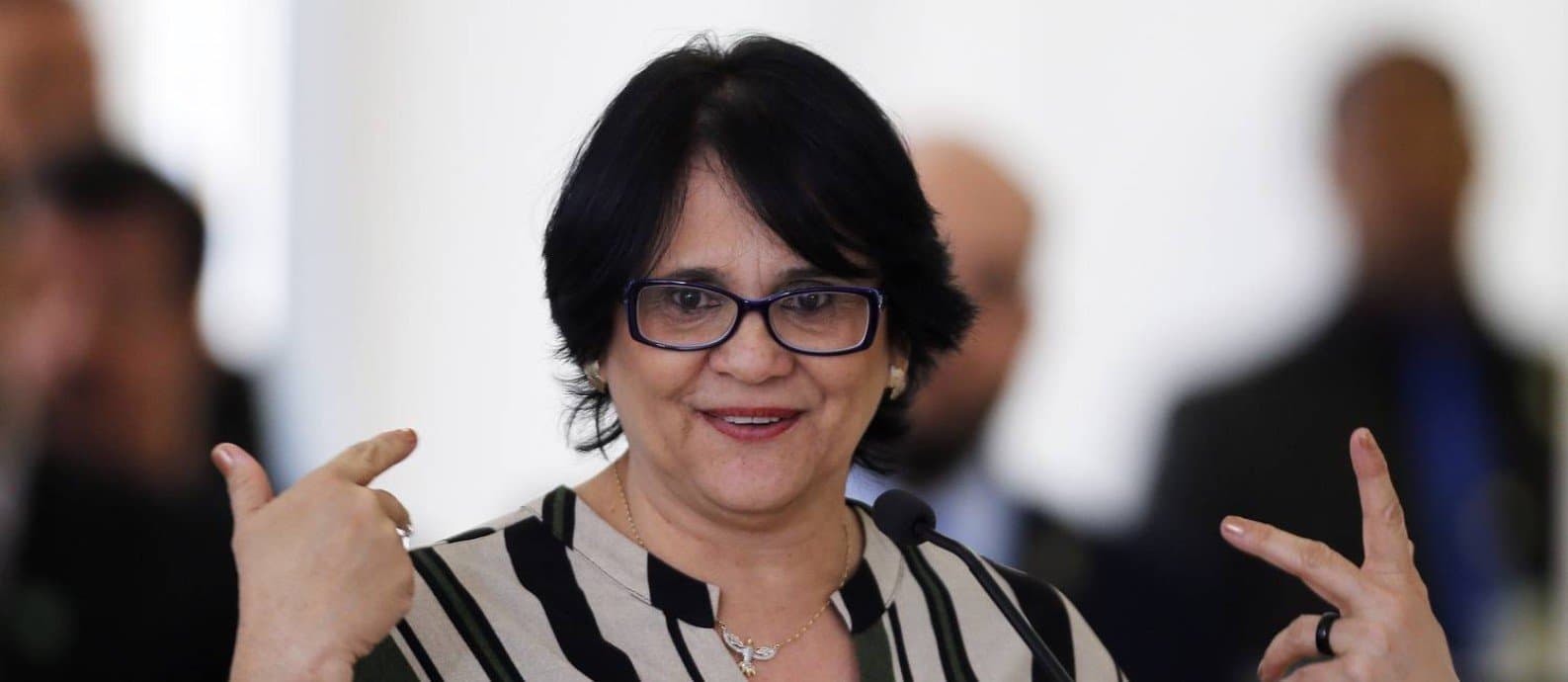Damares reconhece abstinência sexual como ‘política pública em construção'