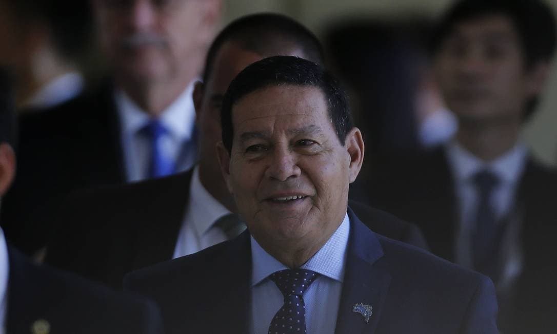 Governo vai editar MP para chamar funcionários aposentados do INSS, diz Mourão