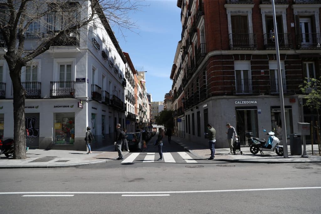 Espanha endurece restrições em meio ao aumento do número de mortos por COVID-19