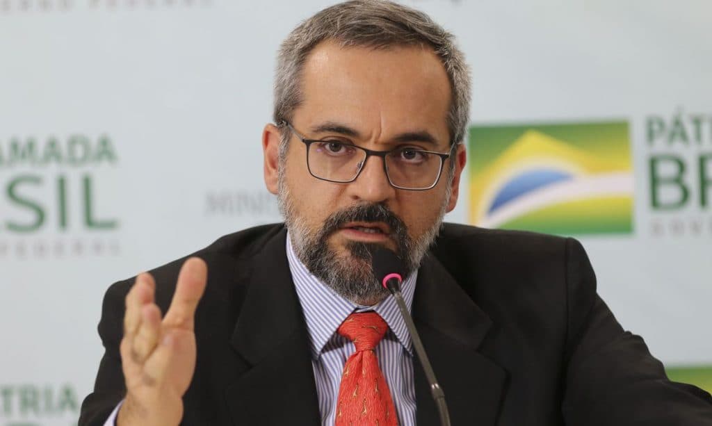 AGU defende que R$ 1 bilhão não usado por Weintraub vá para combate ao coronavírus