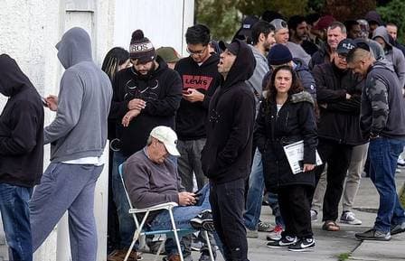 INCERTEZA E PARANOIA - (FOTOS): Americanos fazem fila para comprar armas durante pandemia do coronavírus