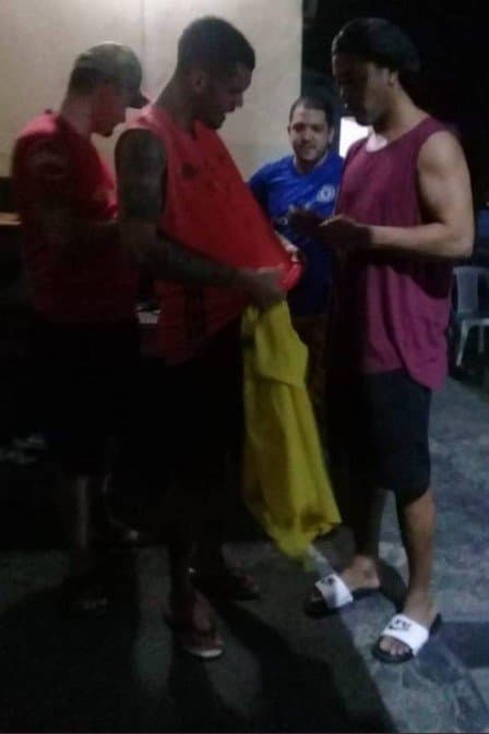 FOTOS: Ronaldinho Gaúcho autografa camisa do Flamengo dentro do presídio no Paraguai