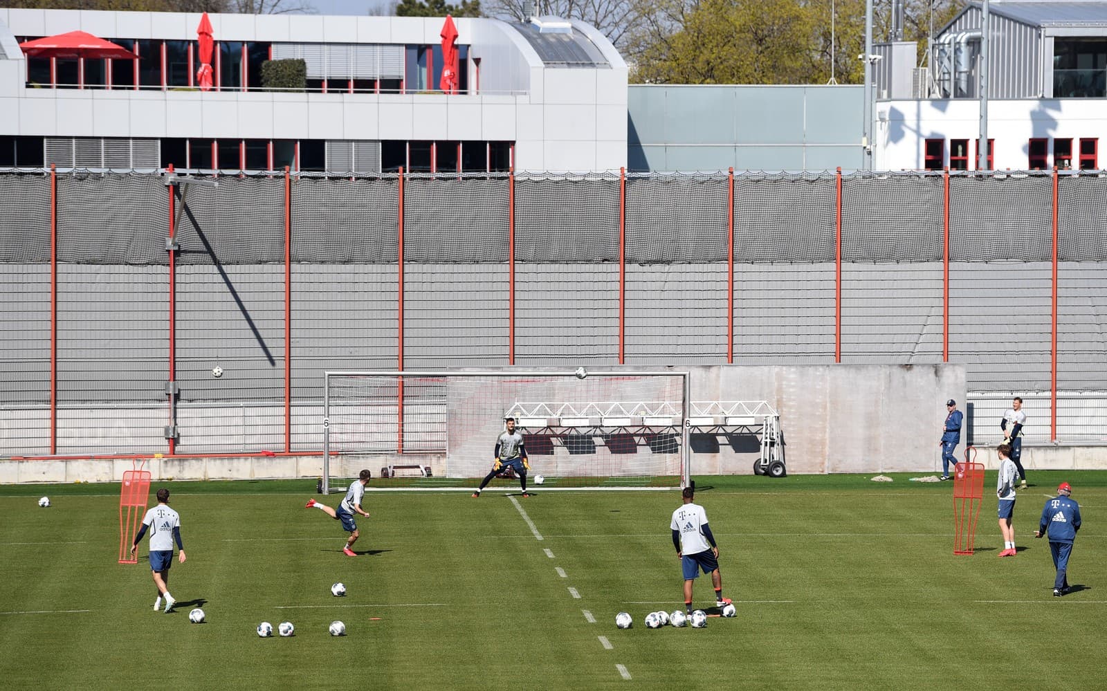 FOTOS: Bayern de Munique volta aos treinos com distanciamento social entre jogadores