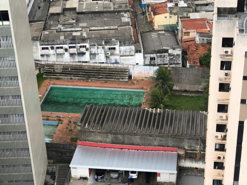 Denúncia: piscina da ASSEN em estado de abandono