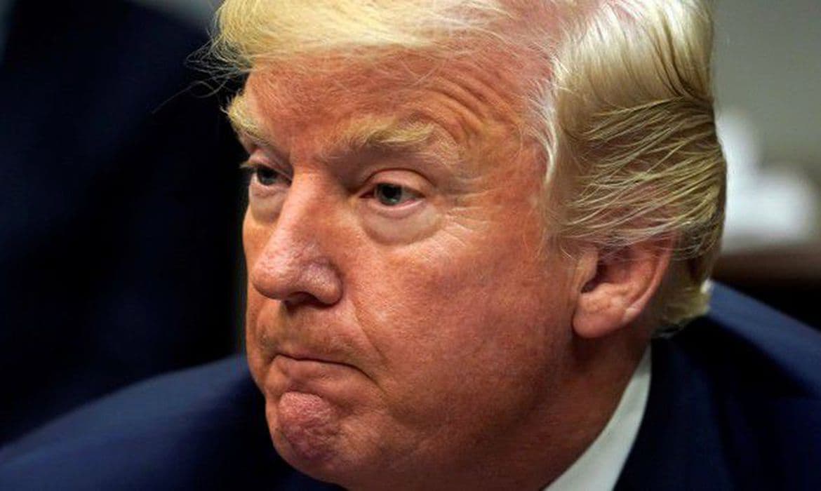 Trump assina decreto que suspende imigração nos Estados Unidos durante a pandemia de Covid-19