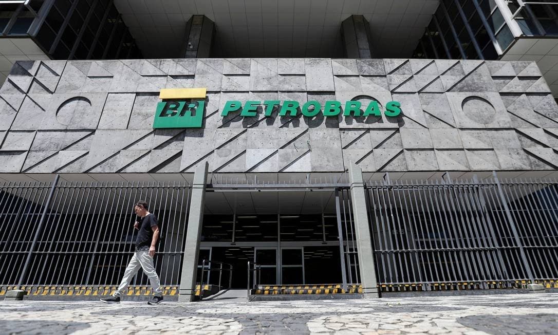 Com queda no preço do petróleo, Petrobras corta produção, jornada e até 30% do salário