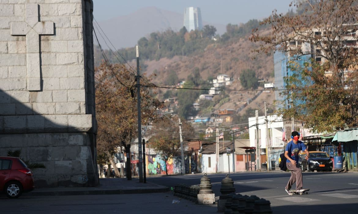 Chile decreta lockdown em Santiago após explosão de casos de covid-19