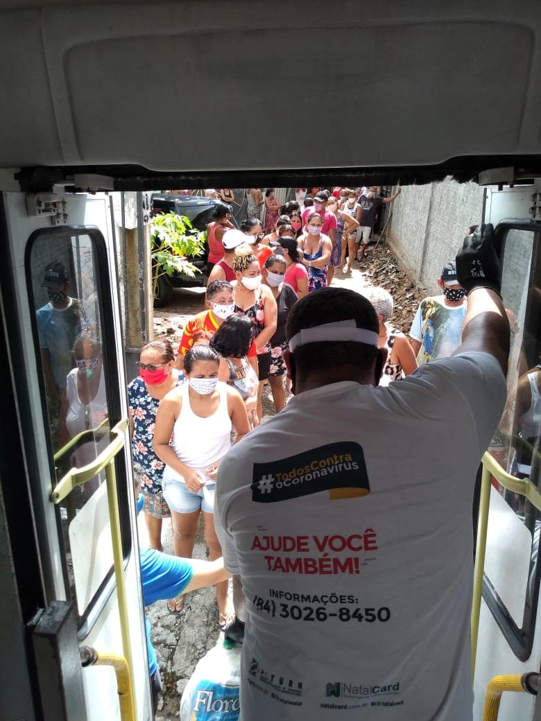 FOTOS: Busão Solidário do Seturn beneficia moradores do Bom Pastor e José Sarney com alimentos e kits de higienização