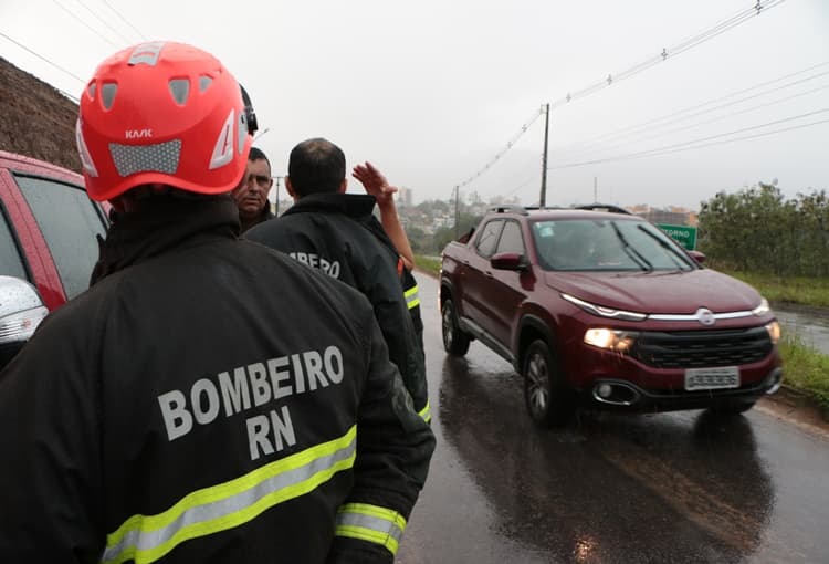 Corpo de Bombeiros dá dicas de segurança durante o período chuvoso no RN; quedas de árvores, alagamentos e desabamentos entre sinais de alerta