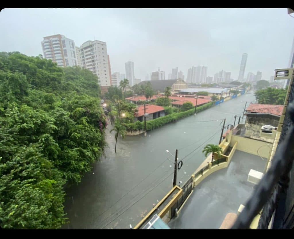 FOTOS: chuva em Natal inunda ruas no bairro de Petrópolis