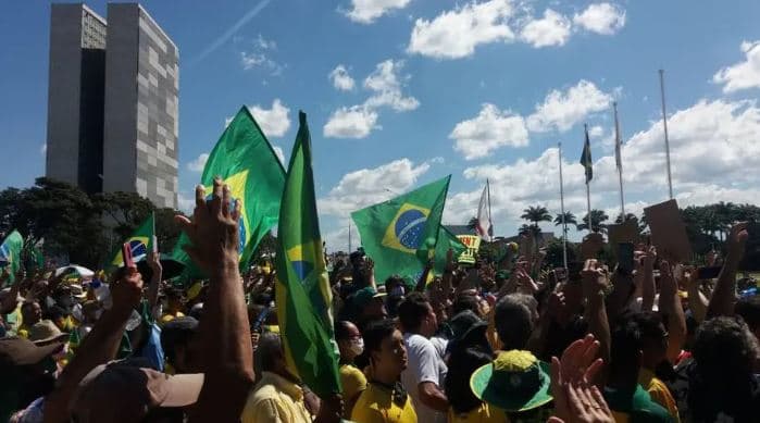 Profissionais do Estadão são agredidos com chutes, murros e empurrões por apoiadores de Bolsonaro