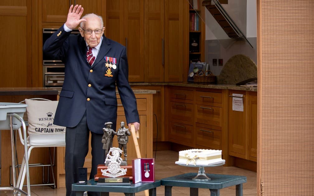 Veterano britânico que arrecadou milhões contra a covid-19 será condecorado pela rainha Elizabeth II