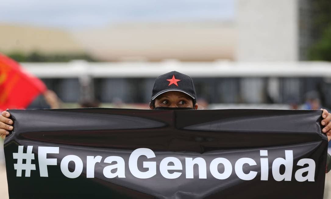 Manifestantes do PT, PCO e movimentos sociais protestaram ‘Fora Bolsonaro' em frente ao Planalto nesta manhã e princípio de tumulto com governistas foi registrado