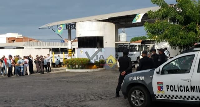 Sintro tenta impedir empresas que conseguiram liminar para circular 40% dos ônibus, e PM é chamada para dar cumprimento de ordem, destaca reportagem