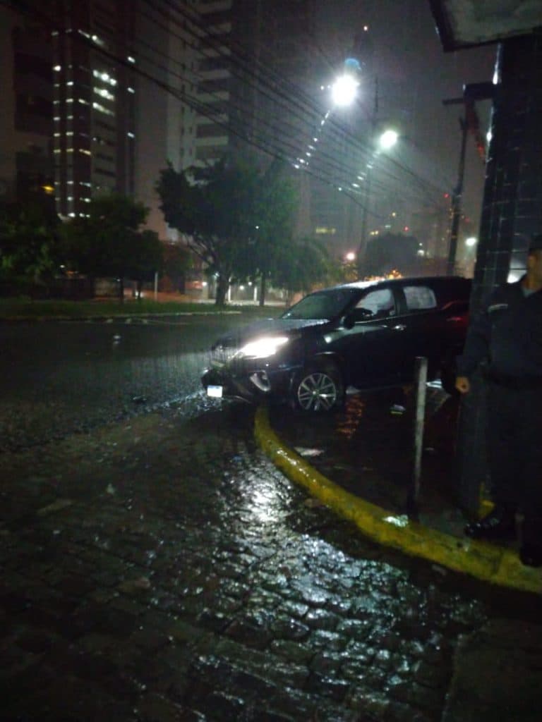 FOTOS: Ex-esposa do médico que morreu em edifício no bairro de Petrópolis se envolve em acidente de carro