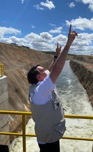 VÍDEO: Bolsonaro inaugura no Ceará trecho da transposição do Rio São Francisco