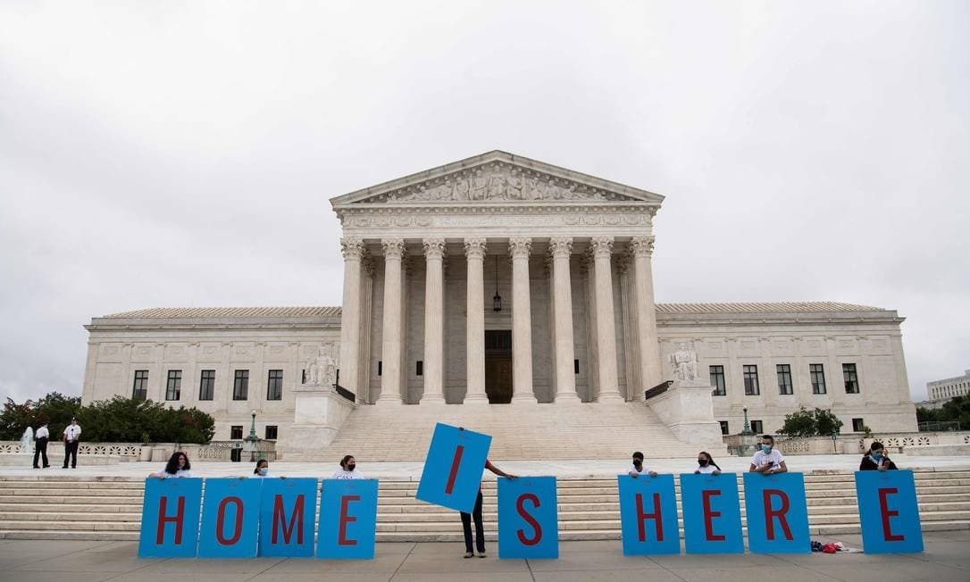 "Você tem a impressão de que a Suprema Corte não gosta de mim?", ironiza Trump, após programa de proteção a filhos de imigrantes em situação irregular ser mantido