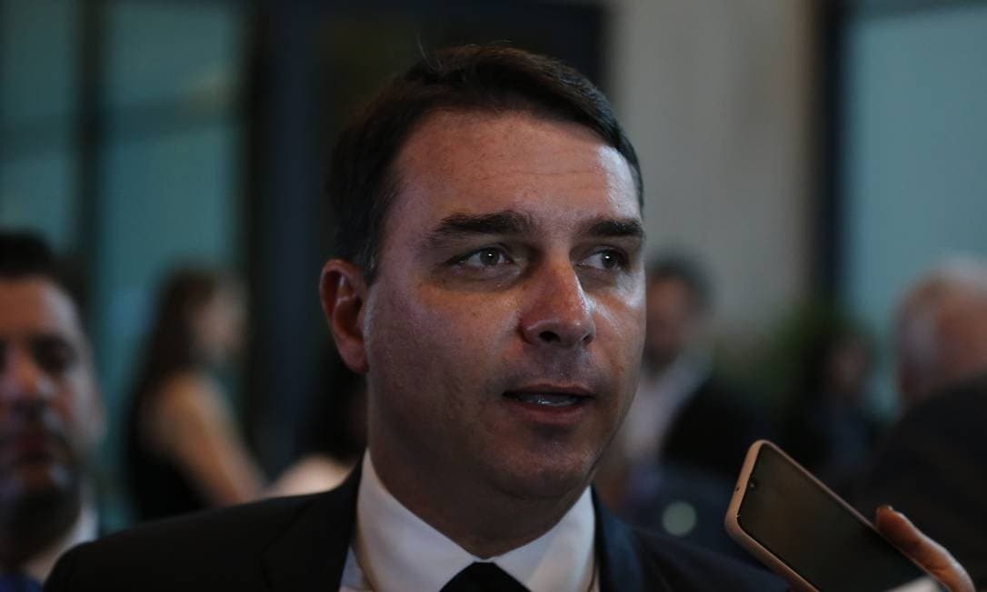 Advogados de Flávio Bolsonaro pedem para senador prestar depoimento no MP