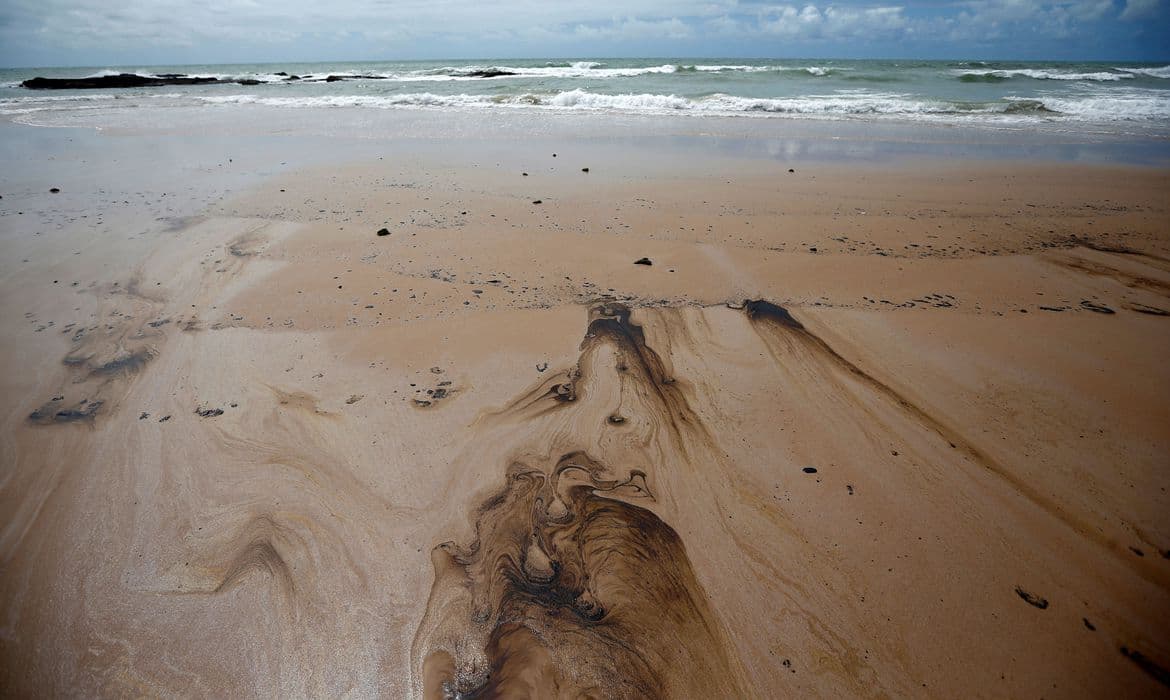 Marinha recolhe fragmentos de óleo em praias brasileiras; no RN, em Tabatinga, no litoral sul, três quilos da substância foram retirados