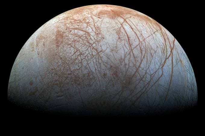 Planeta 39 vezes maior que a Terra é visto orbitando