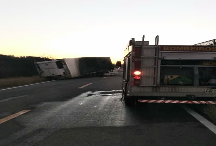 Bombeiros do RN controlam incêndio em carreta carregada de sal na BR-405, no interior