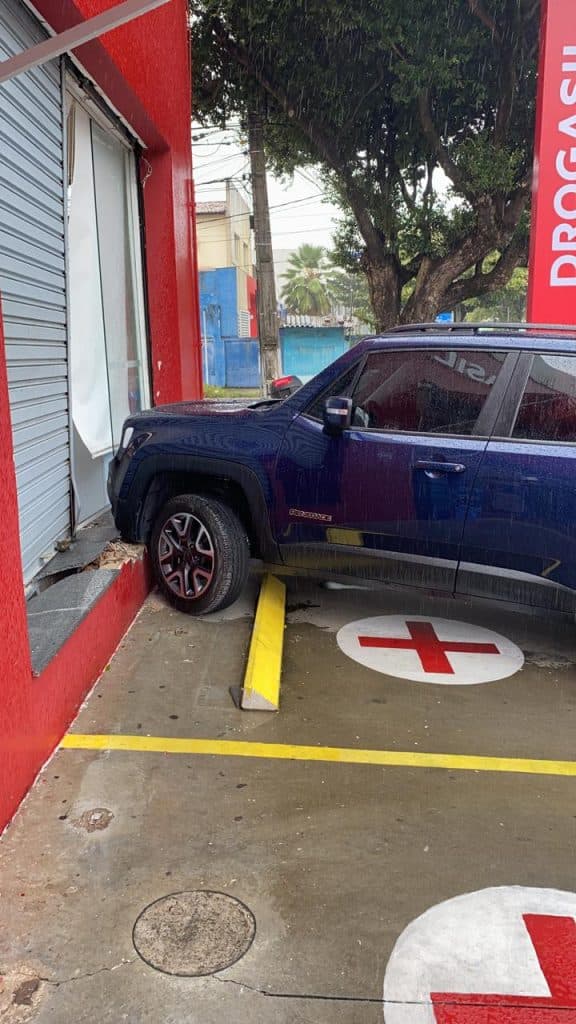 FOTOS: Motorista perde o controle de carro e atinge fachada de drogaria