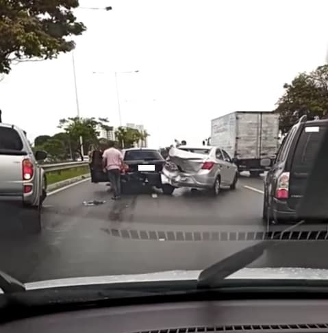 FOTOS: Colisão de veículos é registrada na BR-101, em Natal, próximo ao viaduto de Ponta Negra