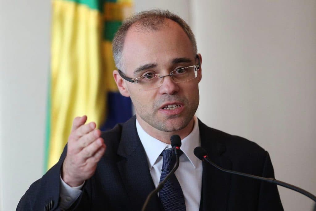 Ministro da Justiça manda PF investigar colunista da Folha que escreveu artigo dizendo torcer pela morte de Jair Bolsonaro