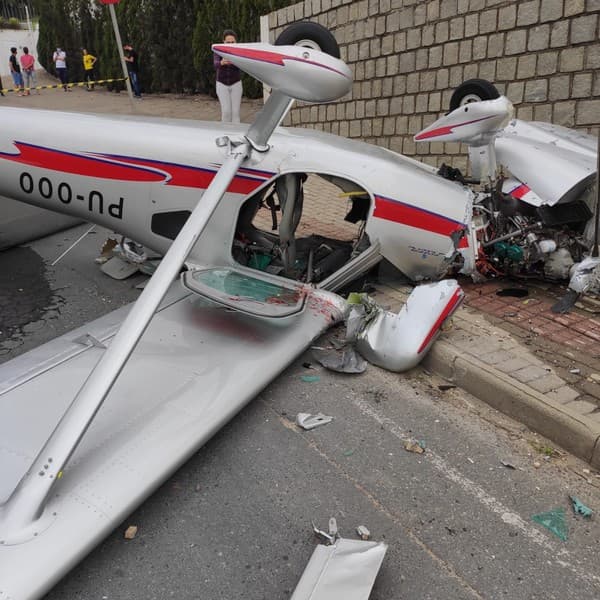VÍDEO: Avião monomotor cai em rua de cidade do interior de SC