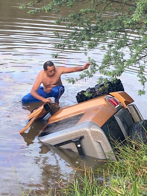 ACIDENTE: Jipeiro morre após carro cair em açude em Garanhuns-PE