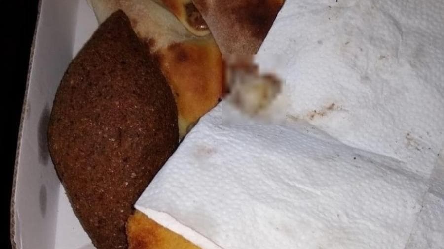 Adolescente acha dedo humano dentro de esfiha pedida pelo delivery em SP