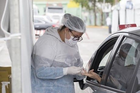 Taxa de contágio de Covid-19 no Brasil fica abaixo de 1