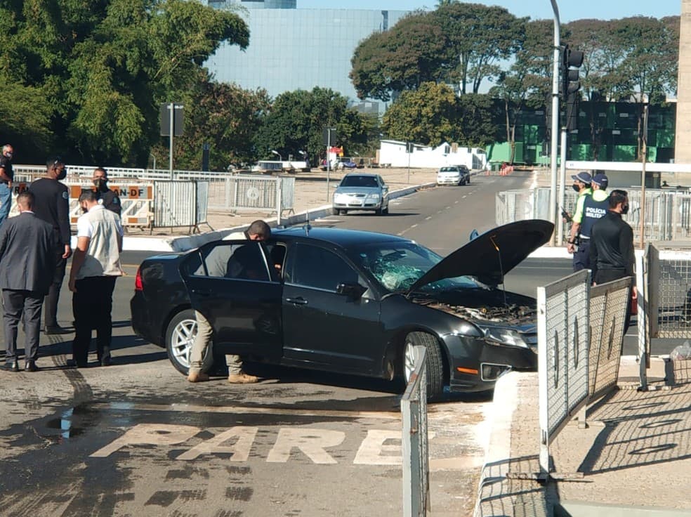 FOTOS: Carro do comboio presidencial se envolve em acidente na frente do Palácio do Planalto; segurança fica ferido
