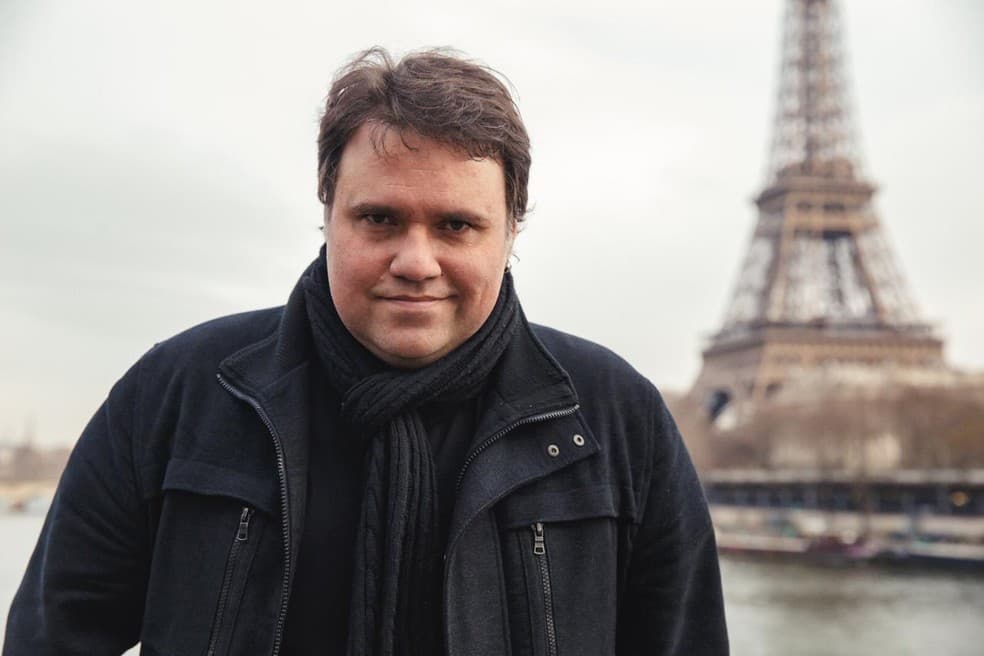 Luto na televisão brasileira: morre o jornalista Rodrigo Rodrigues, aos 45 anos, vítima de complicações decorrentes da Covid-19