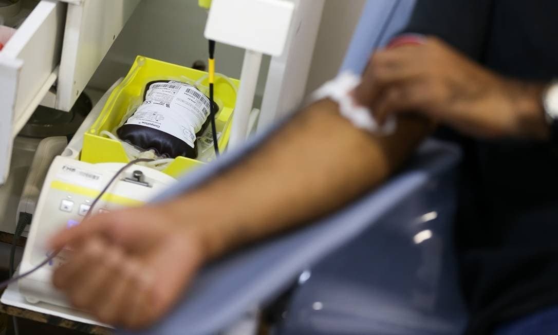 Anvisa revoga proibição de homens gays doarem sangue
