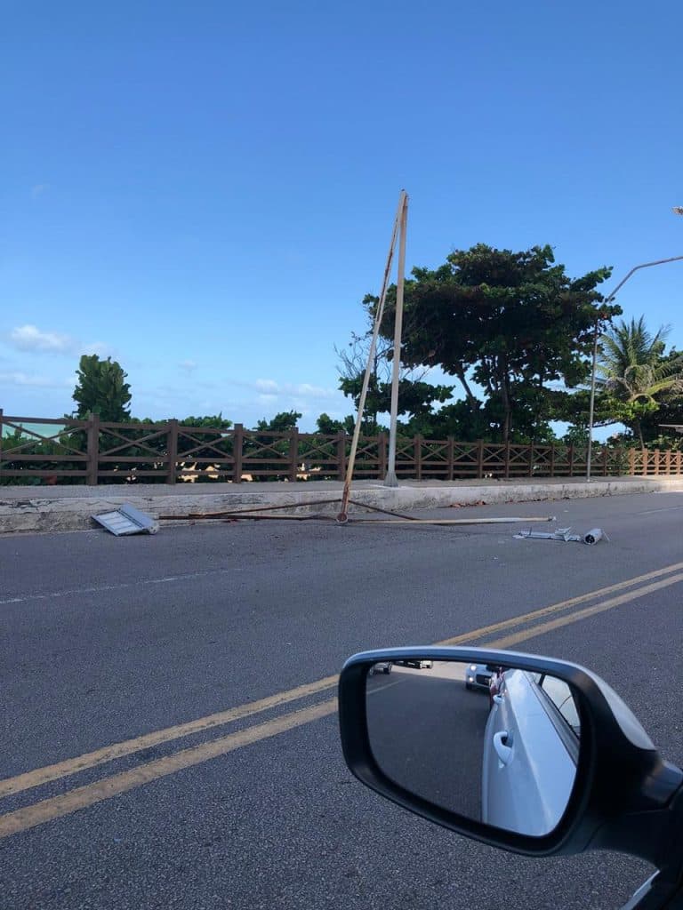 FOTO: Poste deteriorado pela maresia cai em Areia Preta