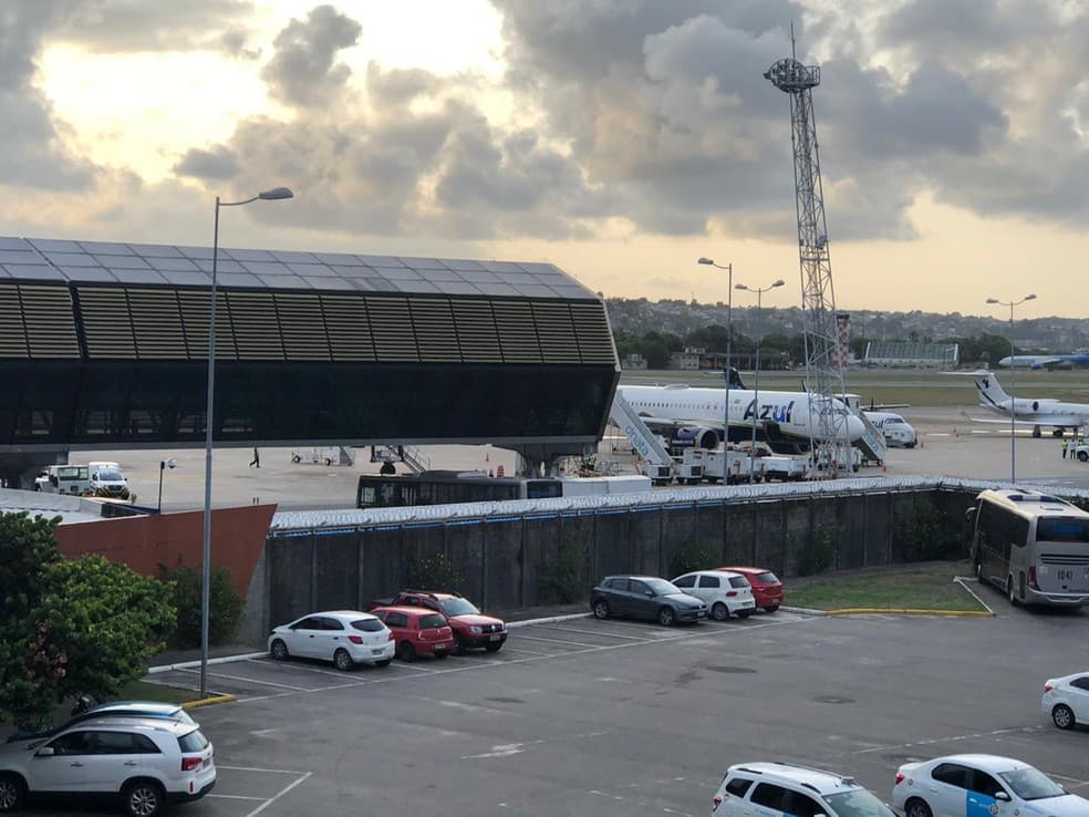 Aeroporto do Recife suspende aterrissagens por 11 minutos após avião atropelar cobra durante pouso