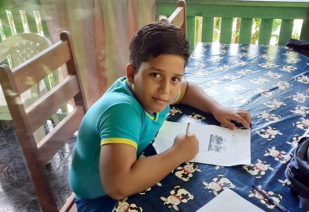 Menino de 11 anos morre após receber descarga elétrica de celular que estava carregando