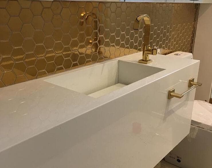 Rochas ornamentais dão novo tom a decoração de banheiros e lavabos