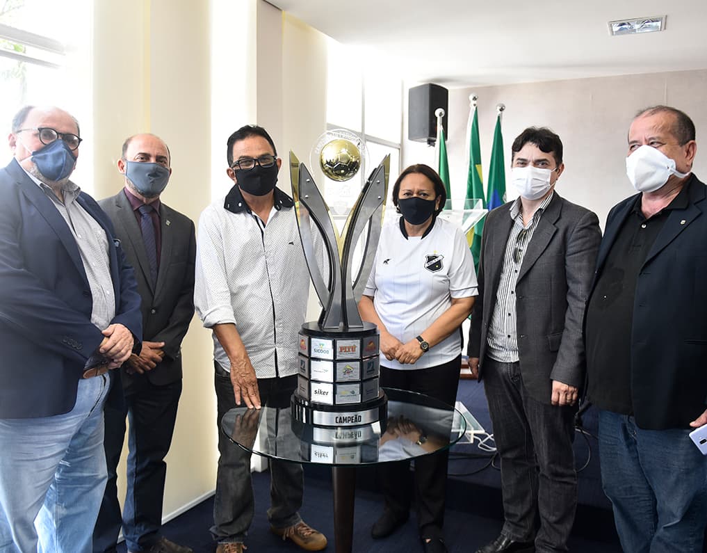 FOTO: Fátima faz entrega simbólica do troféu de campeão estadual de futebol ao ABC