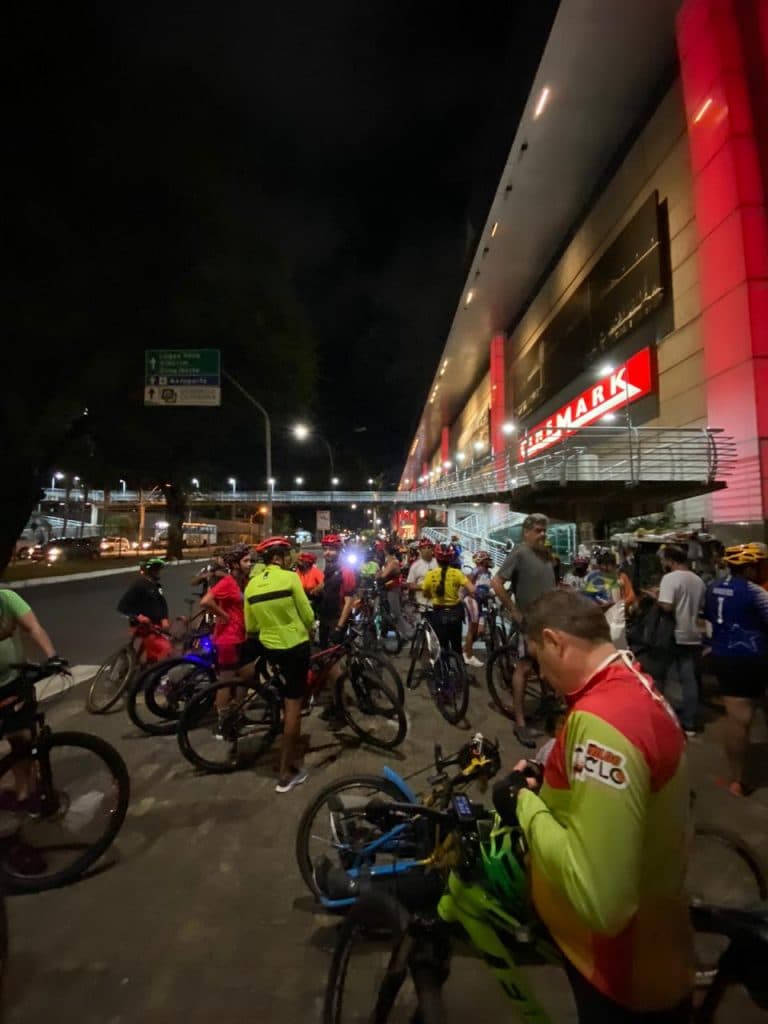 Ciclistas fazem manifestação em prol do respeito e cobram criação de via compartilhada na av. Eng. Roberto Freire