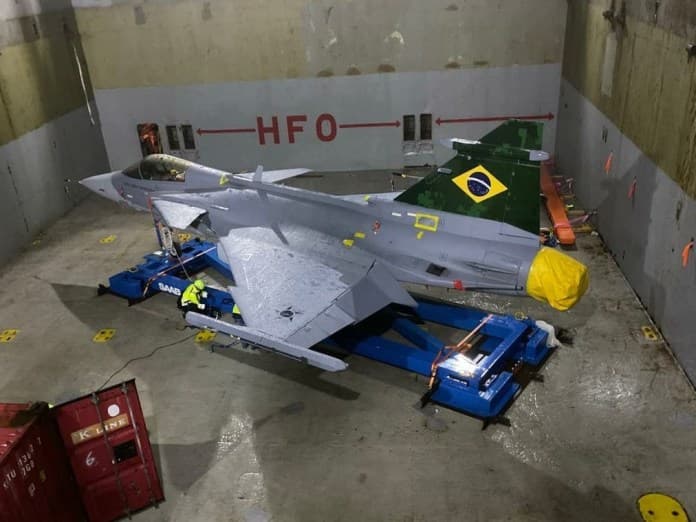 Primeiro caça Gripen da Força Aérea chega ao Brasil