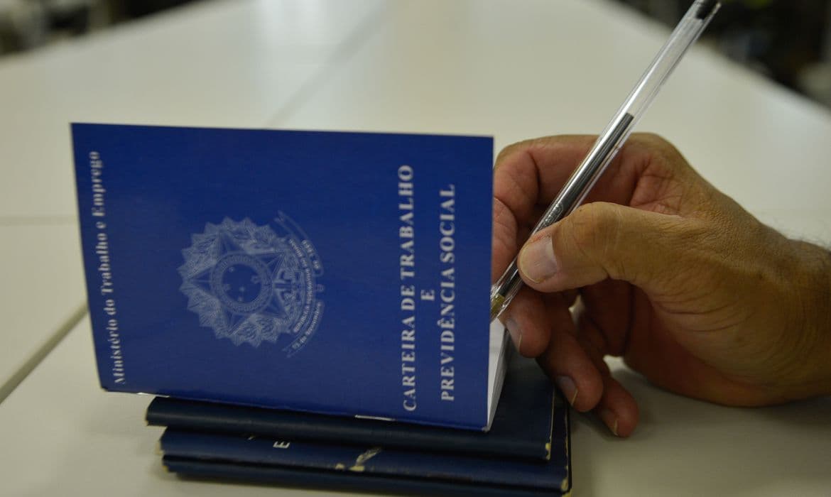 Pedidos de seguro-desemprego no Brasil caem 9,3% na primeira metade de setembro