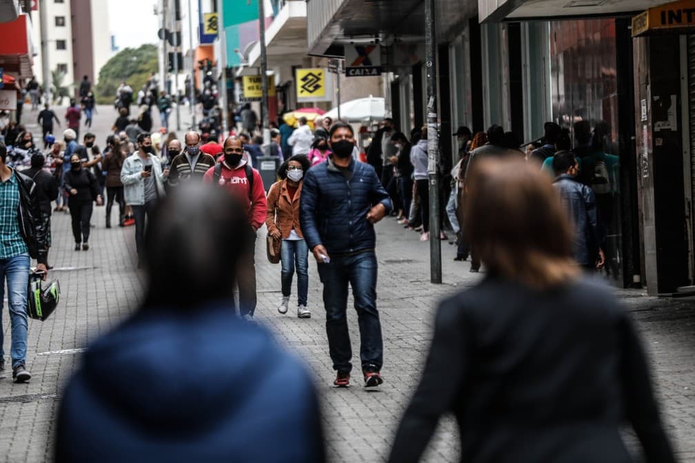 Após bater recorde, desemprego diante da pandemia tem queda no país, aponta IBGE