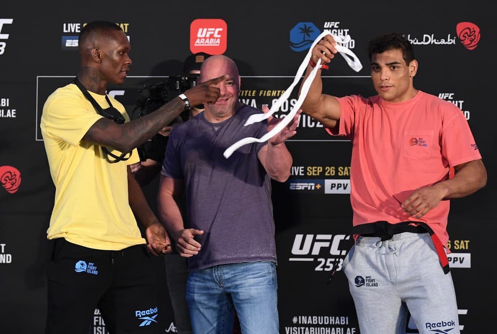 SABADÃO PROMETE - (VÍDEO): Após provocação, Borrachinha e Adesanya precisam ser separados por Dana na pesagem do UFC 253; brasileiro joga faixa branca em nigeriano