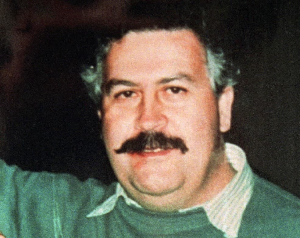 Sobrinho de Pablo Escobar encontra sacola com 18 milhões de dólares em parede de apartamento na Colômbia