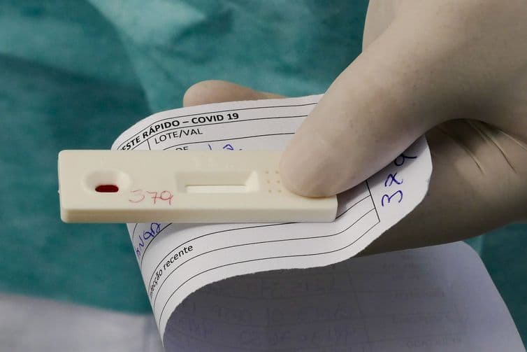 Média móvel de mortes por Covid-19 no Brasil fica abaixo de 600 pela 1ª vez desde maio