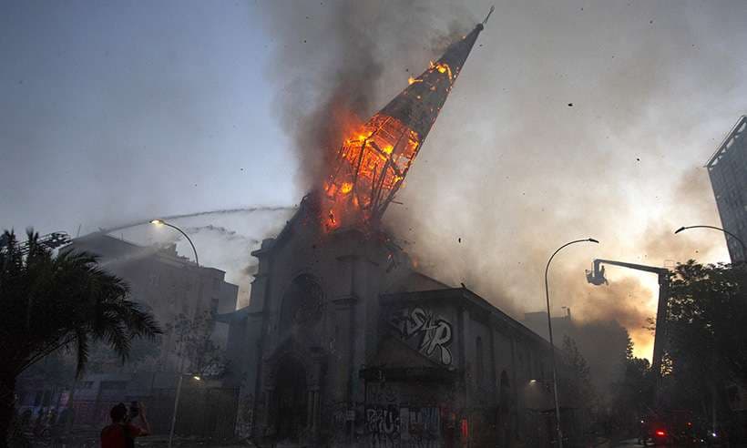 FOTOS E VÍDEOS: Manifestantes extremistas de esquerda incendeiam igreja no Chile